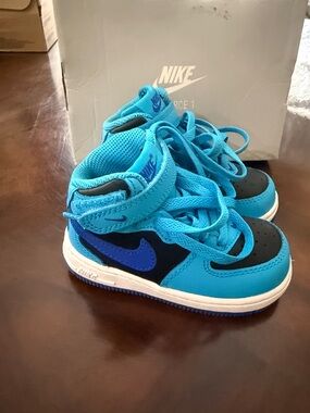 Nike Force 1 Mud LE Kids' High-Top Sneakers in Bright Blue and Black